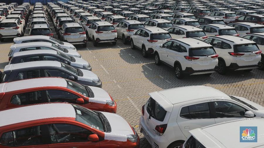 Ratusan mobil siap ekspor terparkir di Tanjung Priok Car Terminal, Jakarta Utara, Rabu (5/9/2018). Pemerintah akan menyiapkan insentif untuk menambag gairah bagi pabrikan otomotif yang akan  mengekspor mobilnya ke luar Indonesia. Dalam data ekspor milik Gabungan Industri Kendaraan bermotor Indonesia (Gaikindo) tercatat ada 10 merek mobil yang mengekspor mobilnya secara utuh alias CBU. Merek-merek mobil tersebut adalah Toyota, Daihatsu, Suzuki, Mitsubishi, Nissan, Honda, Datsun, Hyundai, Honda, Hino, dan Chevrolet.