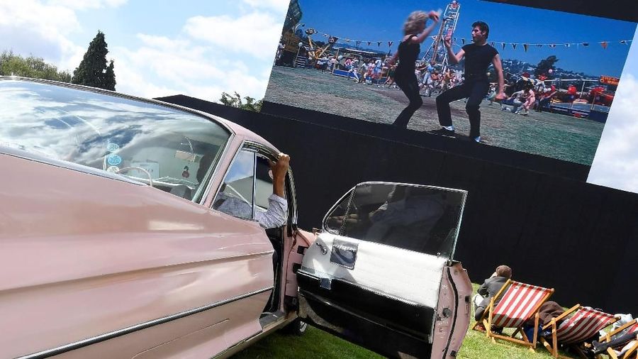 Goodwood Revival akhir pekan ini juga menandai 70 tahun transportasi klasik Inggris dengan parade lintasan khusus.