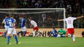 Polandia berhasil mencetak gol lebih dulu melalui gelandang serang Piotr Zielinski pada menit ke-40. (REUTERS/Stefano Rellandini)