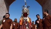 Setiap masuk musim panas, umat Budha di Nepal, pegunungan Himalaya, melaksanakan festival saling memberi bernama Pancha Dan. (REUTERS/Navesh Chitrakar)