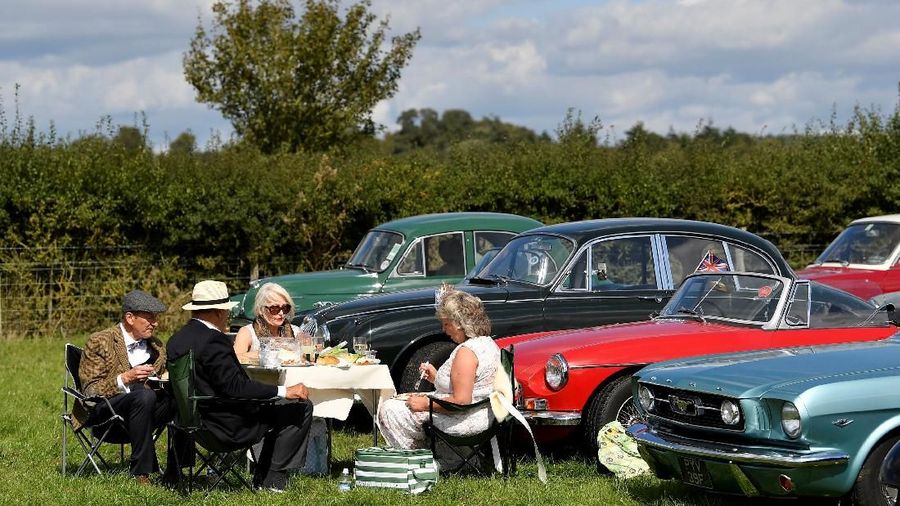 Goodwood Revival akhir pekan ini juga menandai 70 tahun transportasi klasik Inggris dengan parade lintasan khusus.