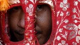 Festival yang diikuti umat Budha ini merupakan hadiah yang dibuat oleh masyarakat kepada para biksu yang mempelajari ajaran Budha di beberapa kota, seperti Kathmandu, Latipur, Bhaktapur, Panauti, dan Banepa. (REUTERS/Navesh Chitrakar)