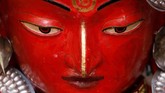 Dalam momen ini pula, koleksi artefak ajaran Budha dipajang di biara-biara setempat. (REUTERS/Navesh Chitrakar)