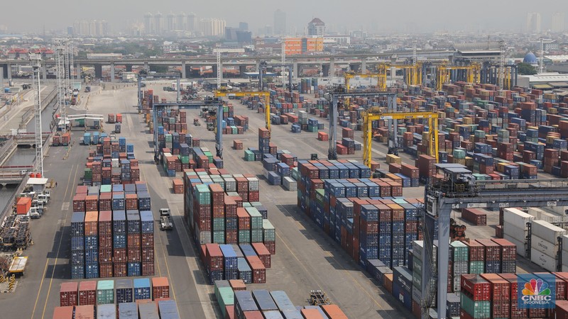 aktivitas bongkar muat di Jakarta International Container Terminal (JICT)