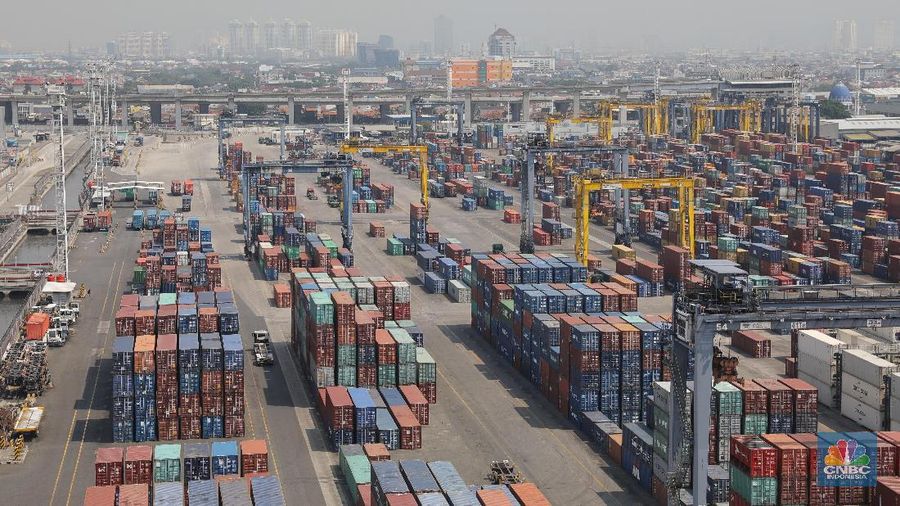 aktivitas bongkar muat di Jakarta International Container Terminal (JICT)