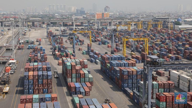 aktivitas bongkar muat di Jakarta International Container Terminal (JICT)