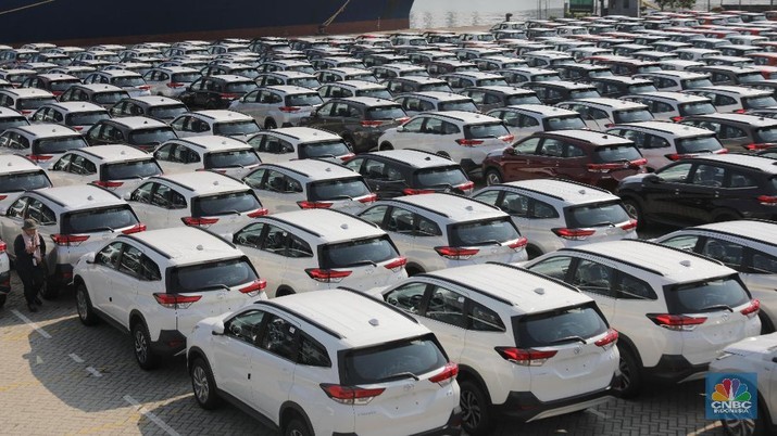 Ekspor Mobil Ratusan mobil siap ekspor terparkir di Tanjung Priok Car Terminal, Jakarta Utara, Rabu (5/9/2018). Pemerintah akan menyiapkan insentif untuk menambag gairah bagi pabrikan otomotif yang akan mengekspor mobilnya ke luar Indonesia. Dalam data ekspor milik Gabungan Industri Kendaraan bermotor Indonesia (Gaikindo) tercatat ada 10 merek mobil yang mengekspor mobilnya secara utuh alias CBU. Merek-merek mobil tersebut adalah Toyota, Daihatsu, Suzuki, Mitsubishi, Nissan, Honda, Datsun, Hyundai, Honda, Hino, dan Chevrolet.