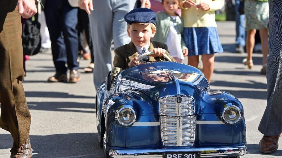 Goodwood Revival akhir pekan ini juga menandai 70 tahun transportasi klasik Inggris dengan parade lintasan khusus.