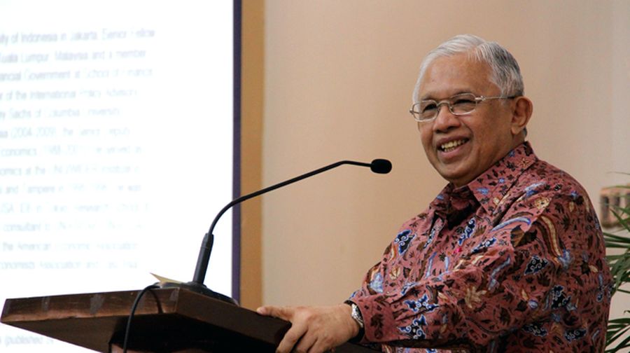 Pelemahan nilai tukar rupiah terhadap dolar AS menjadi perhatian semua orang, termasuk ekonom Anwar Nasution.
