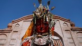 Meski dalam sejarahnya sempat dianggap sebagai bentuk ‘meminta’, sorotan utama dalam festival ini adalah pemberian lima elemen yaitu biji-bijian, beras, garam, uang, dan buah. (REUTERS/Navesh Chitrakar)
