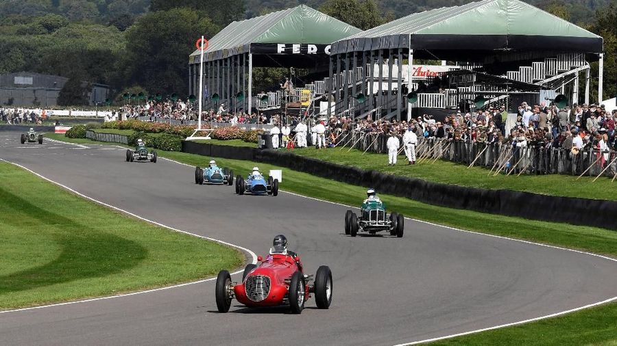 Goodwood Revival akhir pekan ini juga menandai 70 tahun transportasi klasik Inggris dengan parade lintasan khusus.