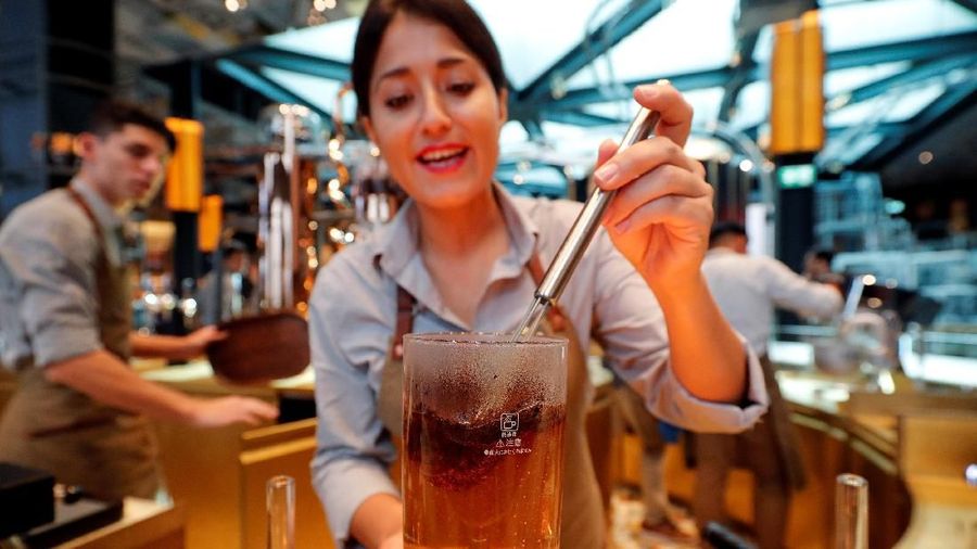Tak hanya kopi, gerai ini menyediakan cocktail, es krim roti dan pizza yang dipanaskan dari oven tungku kayu serta pos affogat.