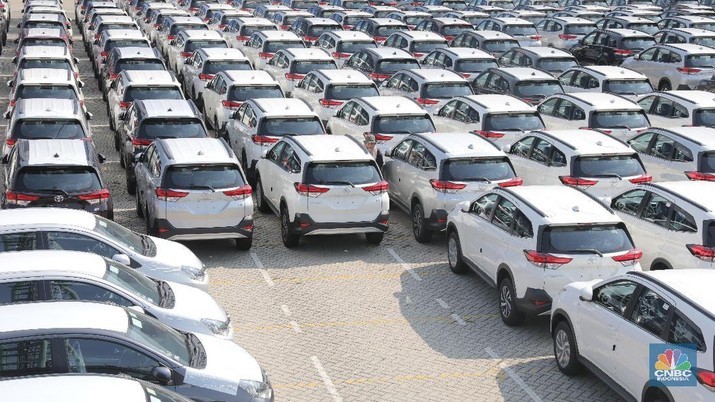 Ratusan mobil siap ekspor terparkir di Tanjung Priok Car Terminal, Jakarta Utara, Rabu (5/9/2018). Pemerintah akan menyiapkan insentif untuk menambag gairah bagi pabrikan otomotif yang akan  mengekspor mobilnya ke luar Indonesia. Dalam data ekspor milik Gabungan Industri Kendaraan bermotor Indonesia (Gaikindo) tercatat ada 10 merek mobil yang mengekspor mobilnya secara utuh alias CBU. Merek-merek mobil tersebut adalah Toyota, Daihatsu, Suzuki, Mitsubishi, Nissan, Honda, Datsun, Hyundai, Honda, Hino, dan Chevrolet.