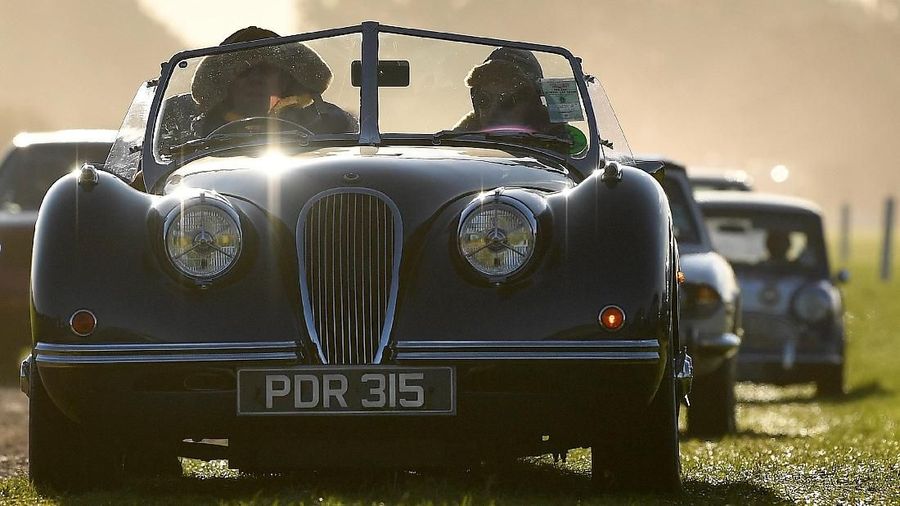 Goodwood Revival akhir pekan ini juga menandai 70 tahun transportasi klasik Inggris dengan parade lintasan khusus.