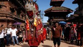 Berbagai macam benda keramat dalam ajaran Budha dipajang dalam momen ini, termasuk patung raksasa Dipankar yang diarak keliling kota. (REUTERS/Navesh Chitrakar)