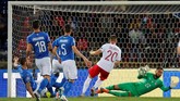 Polandia datang ke Bologna dengan menghadirkan ancaman serius ke gawang Italia yang dikawal Gianluigi Donnarumma. (REUTERS/Stefano Rellandini)