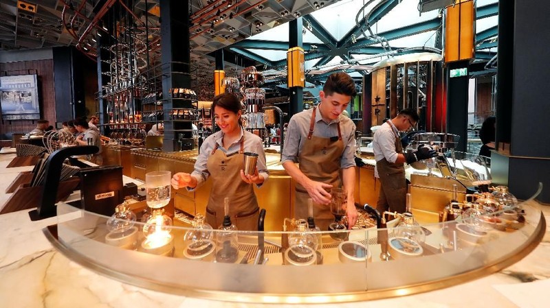 Tak hanya kopi, gerai ini menyediakan cocktail, es krim roti dan pizza yang dipanaskan dari oven tungku kayu serta pos affogat.