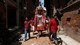 Festival ini jatuh pada triodashi, dua hari sebelum perayaan Hari Ayah berdasarkan kalendar penanggalan China, atau pada 7 September lalu. (REUTERS/Navesh Chitrakar)