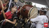 Puluhan peserta festival melakukan arak-arakan Mikoshi saat acara festival Jak-Japan Matsuri 2018 di Gelora Bung Karno, Senayan, Jakarta (9/9). (CNN Indonesia/ Hesti Rika)
