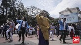 Pengunjung menari bersama dengan teater En Juku di hari kedua acara Jak-Japan Matsuri 2018 di Gelora Bung Karno, Senayan, Jakarta (9/9). (CNN Indonesia/ Hesti Rika)