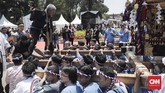 Puluhan peserta festival melakukan arak-arakan Mikoshi saat acara festival Jak-Japan Matsuri 2018 di Gelora Bung Karno, Senayan, Jakarta (9/9).(CNN Indonesia/ Hesti Rika)