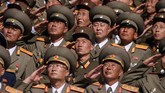 Tentara Tentara Rakyat Korea (KPA) memberi hormat ketika mereka menyaksikan demonstrasi massa di alun-alun Kim Il Sung di Pyongyang pada 9 September 2018. (AFP PHOTO / Ed JONES)