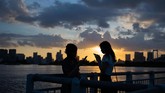 Pemandangan matahari terbenam di Odaiba, Tokyo. (AFP PHOTO / Martin BUREAU)