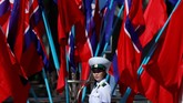 Seorang polisi wanita terlihat sedang mengatur lalu lintas di Pyongyang, Korea Utara jelang perayaan hari jadi Korea Utara. (REUTERS/Danish Siddiqui)