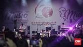 Grup duo Kiroro dari Jepang tampil pada acara Jak-Japan Matsuri 2018 yang peringatai 60 Tahun Hubungan Diplomatik Indonesia-Jepang di kawasan Gelora Bung Karno, Jakarta(8/9). (CNN Indonesia/ Hesti Rika)