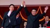Pemimpin Korea Utara Kim Jong Un dan Ketua Komite Tetap Kongres Rakyat Nasional (NPC) Li Zhanshu melambaikan tangan kepada orang-orang saat menghadiri parade militer menandai peringatan 70 tahun pendirian Korea Utara. (REUTERS/Danish Siddiqui)