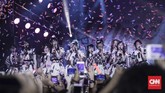 Girl Band asal Jepang AKB48 tampil pada acara Jak-Japan Matsuri 2018 yang peringatai 60 Tahun Hubungan Diplomatik Indonesia-Jepang di kawasan Gelora Bung Karno, Jakarta(8/9). (CNN Indonesia/ Hesti Rika)