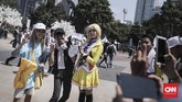 Para cosplayer menjadi incaran untuk diajak berfoto oleh pengunjung yang hadiri di Jak Japan Matsuri 2018. (CNN Indonesia/ Hesti Rika)