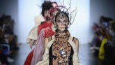 “Saya dapat inspirasi didapat dari nuansa Indonesia,” kata Kimberly. “Saya pakai warna merah karena ini adalah simbol keberanian dan juga warna bendera Indonesia.” (Fernanda Calfat/Getty Images for Indonesian Diversity/AFP)