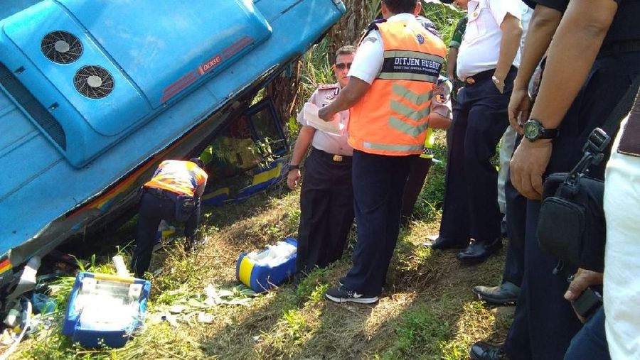 Kecelakaan juga mengakibatkan 14 penumpang luka-luka.