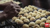 Berbagai kuliner khas Jepang meramaikan festival budaya Jak-Japan Matsuri 2018, salah satunya yang menjadi favorit pengunjung yaitu Takoyaki. (CNN Indonesia/ Hesti Rika)