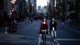 Orang-orang berjalan di distrik Ginza, Tokyo. (AFP PHOTO / Martin BUREAU)