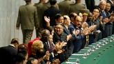 Tak hanya parade militer, Korea Utara juga merayakan tujuh dekade keberadaan negara mereka dengan menggelar pentas seni akbar yang dihadiri oleh sang pemimpin tertinggi, Kim Jong-un. (Reuters/Danish Siddiqui)