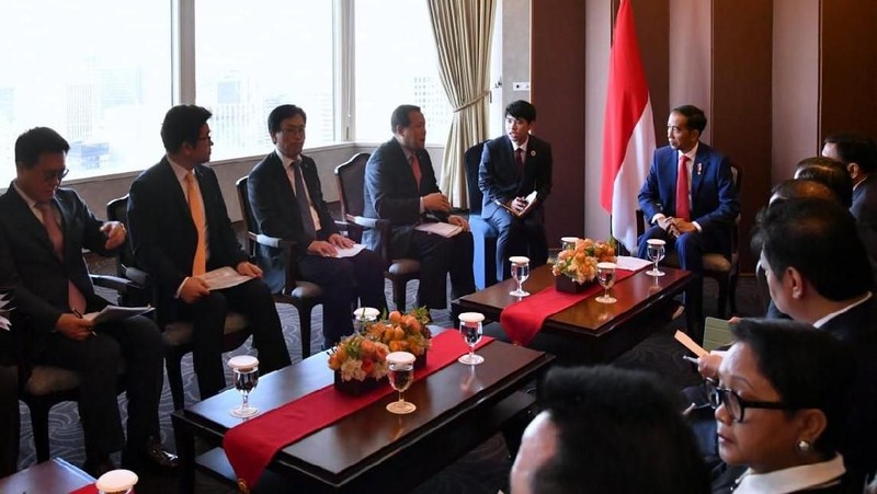 Empat pimpinan perusahaan tersebut mengunjungi Presiden Jokowi yang menginap di Hotel Lotte.