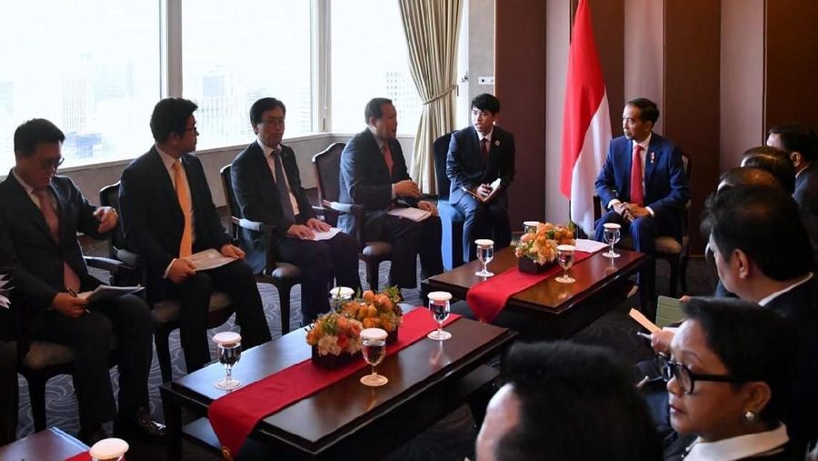 Jokowi bertemu dan menggelar diskusi bersama 4 perusahaan raksasa Korsel, yakni Posco, Lotte, CJ, dan Hyundai.