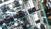 Nilai tukar rupiah yang sempat mencapai Rp14.900 per dolar AS membuat harga barang elektronik di Pusat Elektronik Glodok naik10 hingga 20 persen. (ANTARA FOTO/Sigid Kurniawan)
