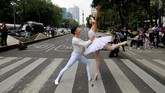 Membawa kesenian yang diminati secara terbatas ini ke tengah publik bukan hanya dengan memberikan tiket gratis, tapi mempertunjukkannya di tengah khalayak ramai. (REUTERS/Carlos Jasso)