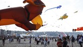 Layang-layang berukuran besar dan beragam warna menjadi objek berfoto para pengunjung yang datang di Dieppe’s Kite Festival.