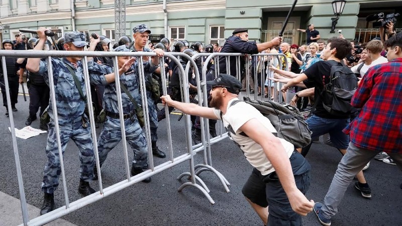 Para demonstran meneriakkan seruan berbunyi 'Putin adalah pencuri' dalam aksinya.