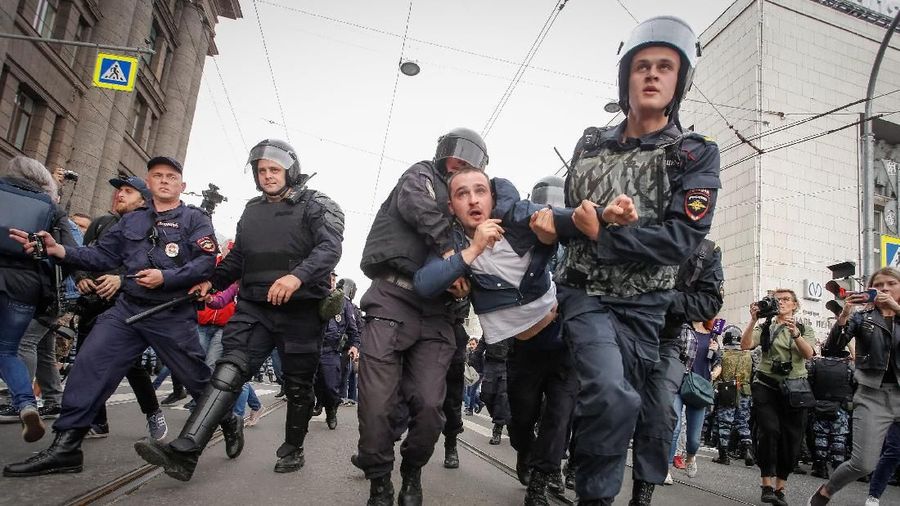 Para demonstran meneriakkan seruan berbunyi 'Putin adalah pencuri' dalam aksinya.