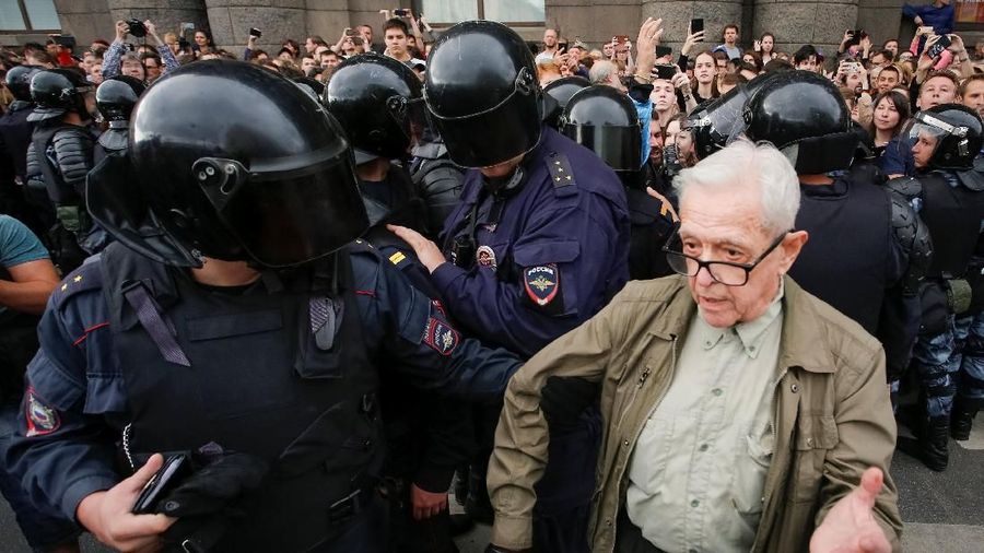 Para demonstran meneriakkan seruan berbunyi 'Putin adalah pencuri' dalam aksinya.