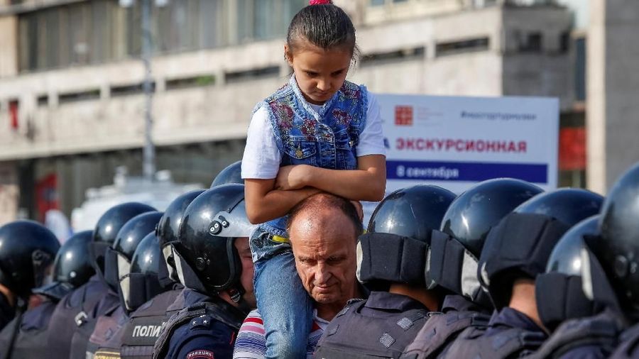 Para demonstran meneriakkan seruan berbunyi 'Putin adalah pencuri' dalam aksinya.