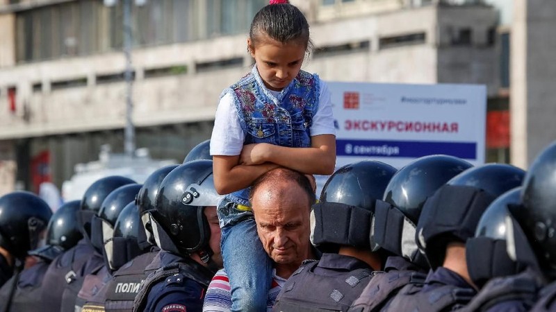 Para demonstran meneriakkan seruan berbunyi 'Putin adalah pencuri' dalam aksinya.