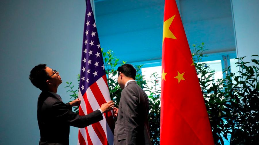 Bendera China dan Amerika Serikat (AS)