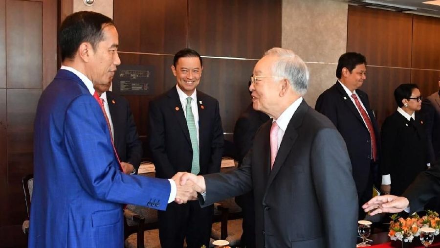 Empat pimpinan perusahaan tersebut mengunjungi Presiden Jokowi yang menginap di Hotel Lotte.