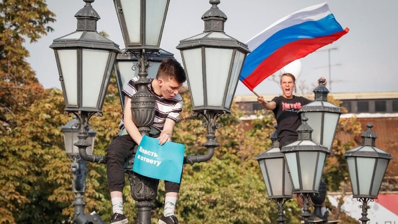 Para demonstran meneriakkan seruan berbunyi 'Putin adalah pencuri' dalam aksinya.